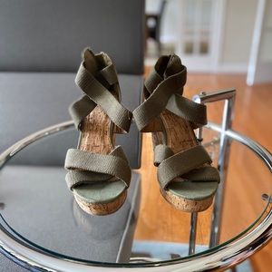 🌟 Strappy green wedges